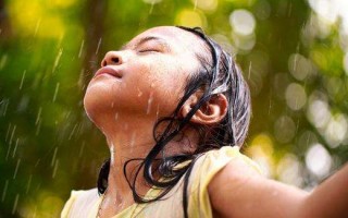 梦见下大雨(梦见下大雨自己被淋湿)